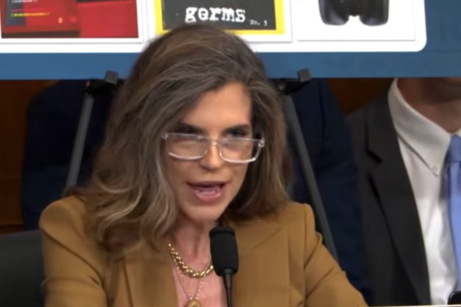 Watch: "Trump in High Heels" wütet wieder in Washington