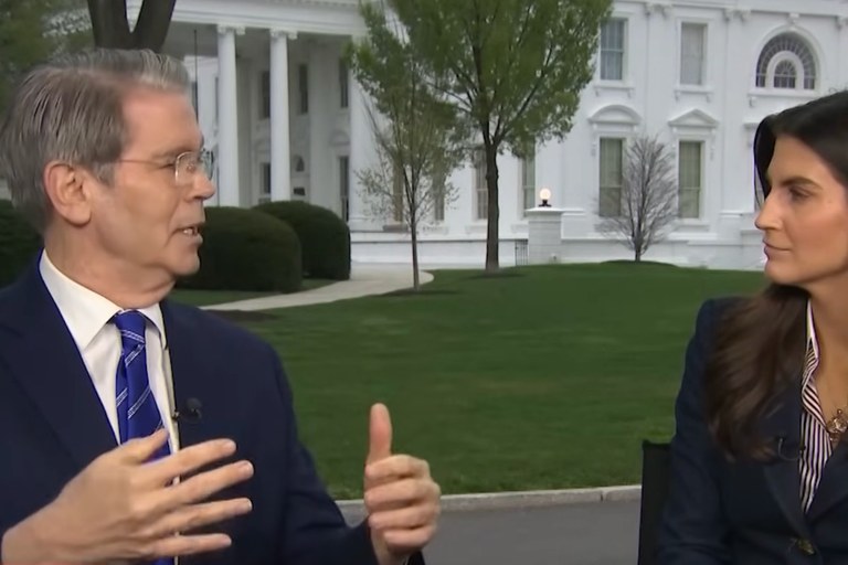 Watch: Trumps schwuler Finanzminister versucht die Zoll-Politik zu rechtfertigen