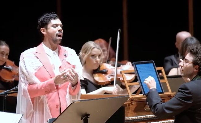 Watch: Türkisches Orchester sagt Konzert ab, weil der Sänger "zu schwul" aussieht