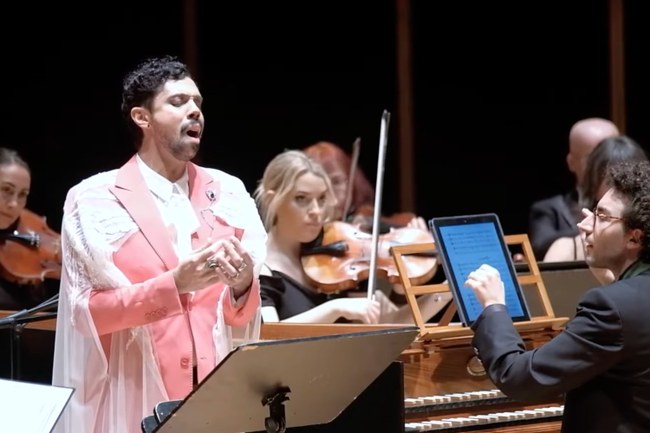 Watch: Türkisches Orchester sagt Konzert ab, weil der Sänger "zu schwul" aussieht