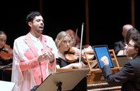 Watch: Türkisches Orchester sagt Konzert ab, weil der Sänger "zu schwul" aussieht