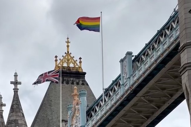 Watch: Über der Tower Bridge in London weht die Pride Flag