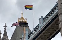 Watch: Über der Tower Bridge in London weht die Pride Flag