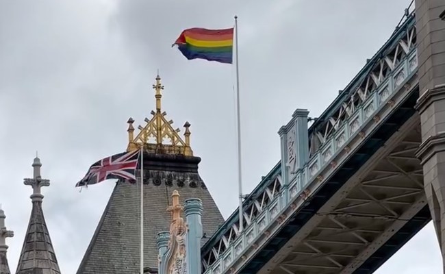 Watch: Über der Tower Bridge in London weht die Pride Flag