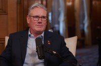 Watch: UKs Premier Starmer spricht über die queerfeindliche Attacke gegen seine Nichte