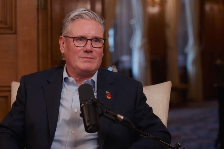 Watch: UKs Premier Starmer spricht über die queerfeindliche Attacke gegen seine Nichte