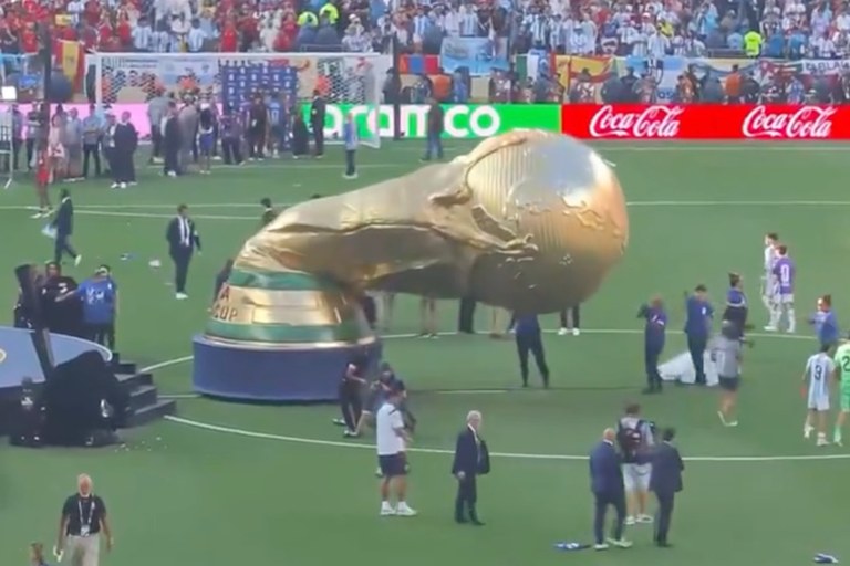 Watch: Und die Memes über den aufblasbaren FIFA-Pokal schreiben sich von selber...
