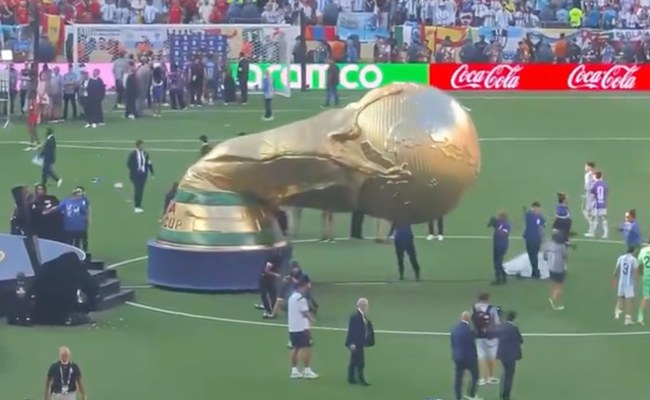 Watch: Und die Memes über den aufblasbaren FIFA-Pokal schreiben sich von selber...