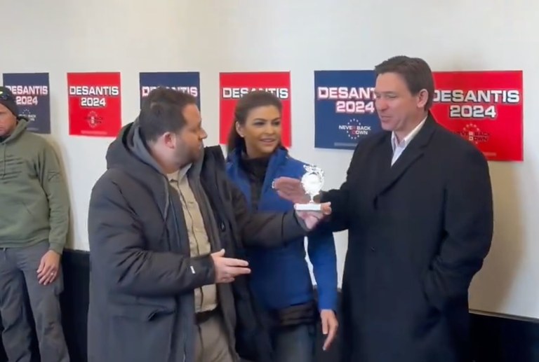 Watch: Und wieder hat es ein Prankster auf den armen Ron DeSantis abgesehen... :)