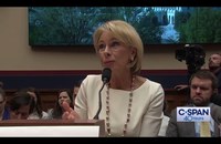 Watch: US-Bildungsministerin weiss, dass ihre Politik Transgender Kindern schadet