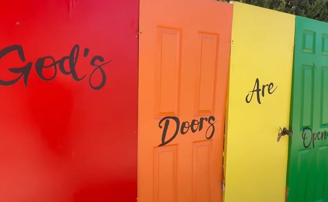 Watch: Vandalen  werfen Rainbow Doors vor Kirche um - doch Nachbarn helfen