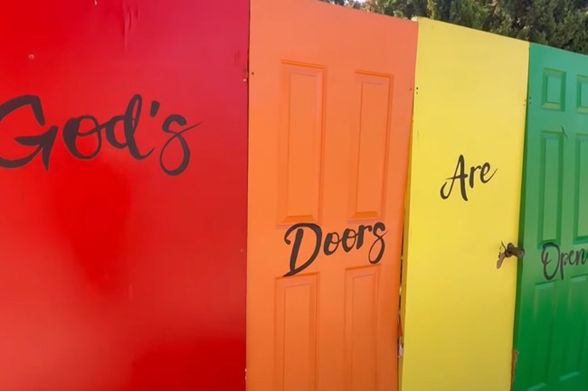 Watch: Vandalen  werfen Rainbow Doors vor Kirche um - doch Nachbarn helfen