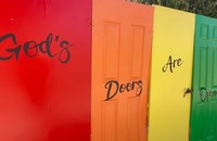 Watch: Vandalen  werfen Rainbow Doors vor Kirche um - doch Nachbarn helfen