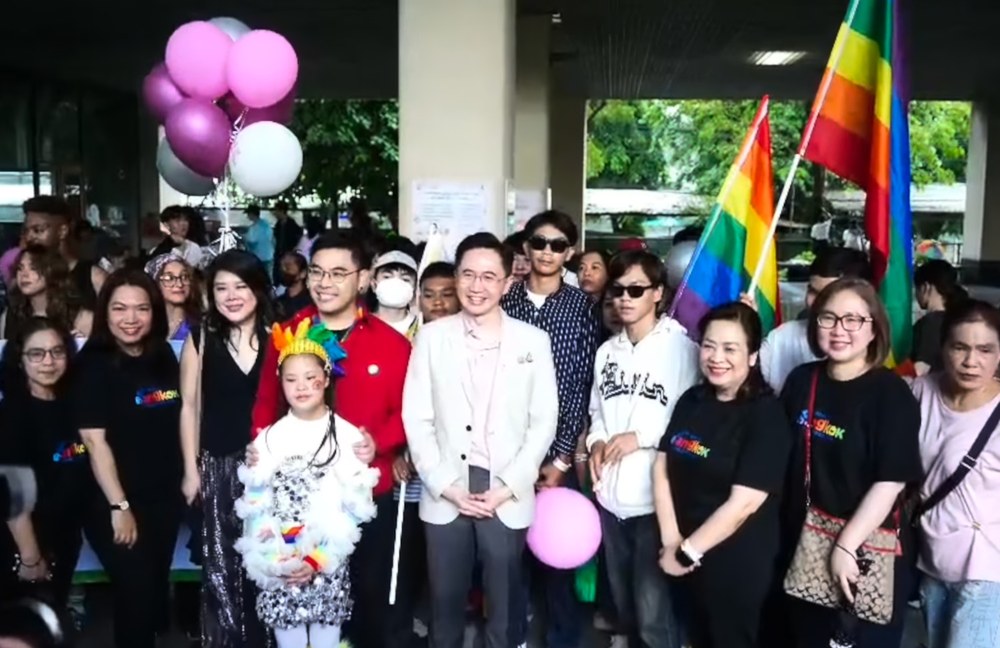 Watch: Vize-Premier läuft bei Bangkok Pride mit...