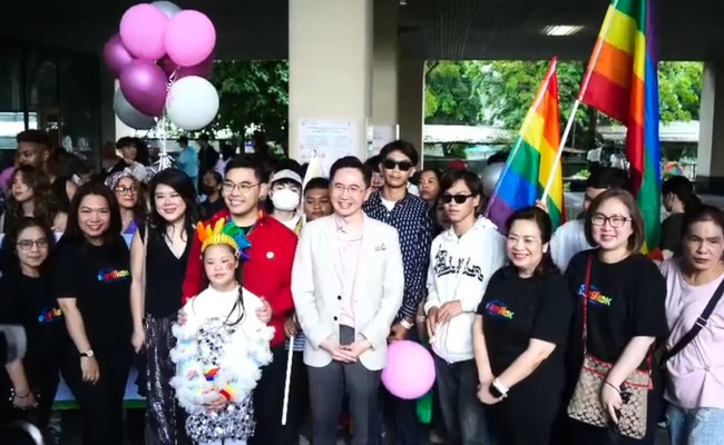 Watch: Vize-Premier läuft bei Bangkok Pride mit...