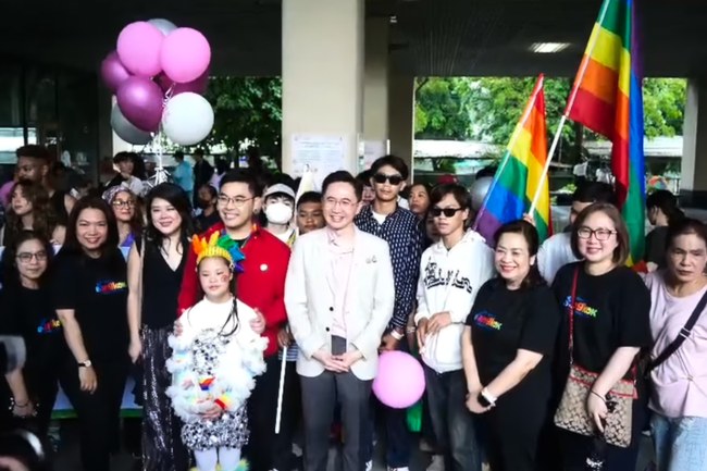 Watch: Vize-Premier läuft bei Bangkok Pride mit...
