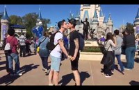 Watch: Wedding Proposal vor dem Disney-Schloss
