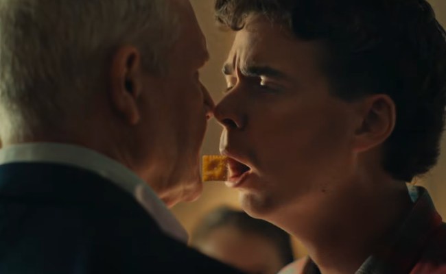 Watch: Wegen diesem Werbespot dreht Rechtsaussen gerade im Roten