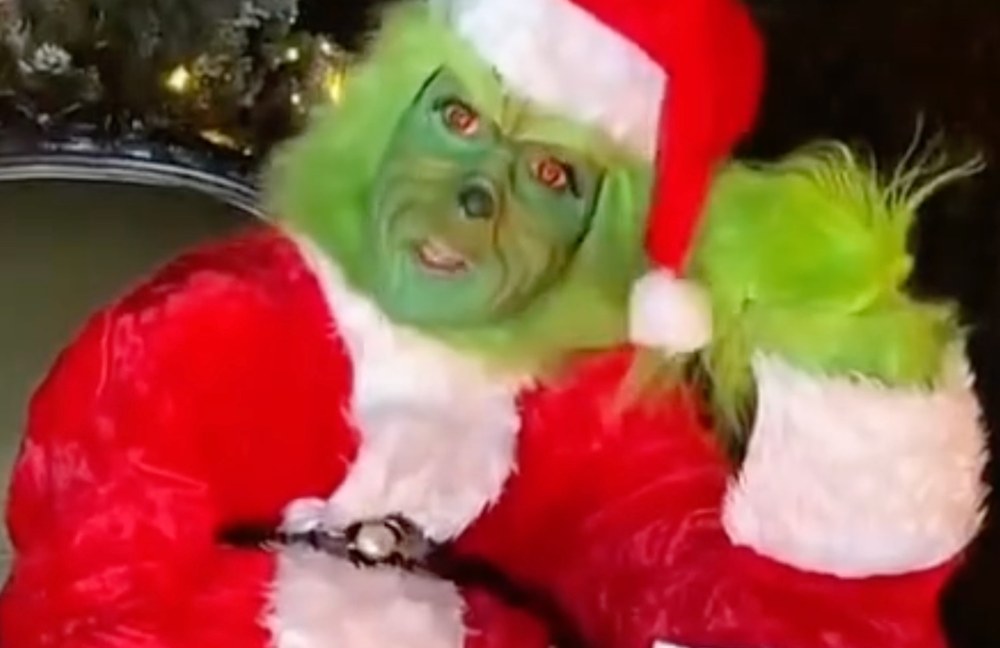 Watch: Welcher Megastar spielt hier den Grinch?