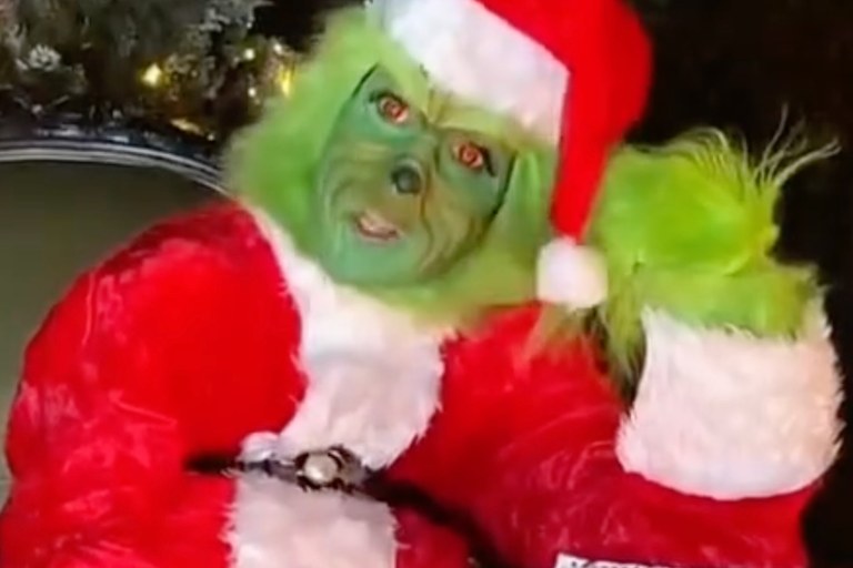 Watch: Welcher Megastar spielt hier den Grinch?