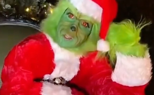 Watch: Welcher Megastar spielt hier den Grinch?