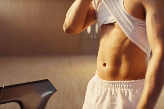 Watch: Welcher Serienstar präsentiert hier seine verschwitzten Abs?