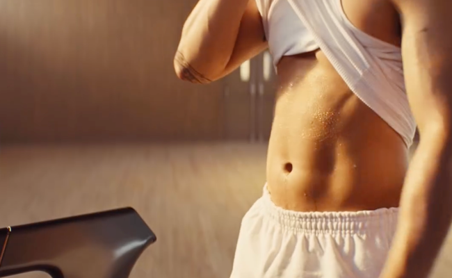 Watch: Welcher Serienstar präsentiert hier seine verschwitzten Abs?