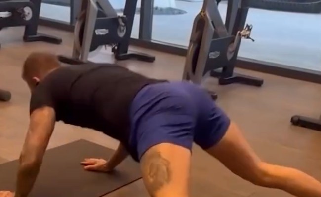 Watch: Wenn es um David Beckhams Hintern geht, dann hat Victoria die Zügel in der Hand