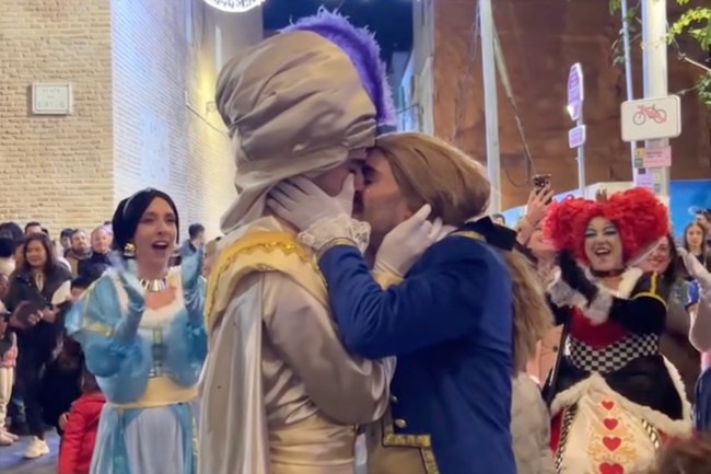 Watch: Wenn sich Aladdin und der Prinz aus Beauty and the Beast verloben