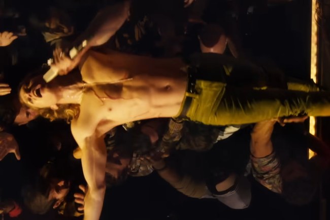 Watch: Wenn Vampir auf Rockstar trifft...