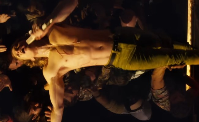 Watch: Wenn Vampir auf Rockstar trifft...