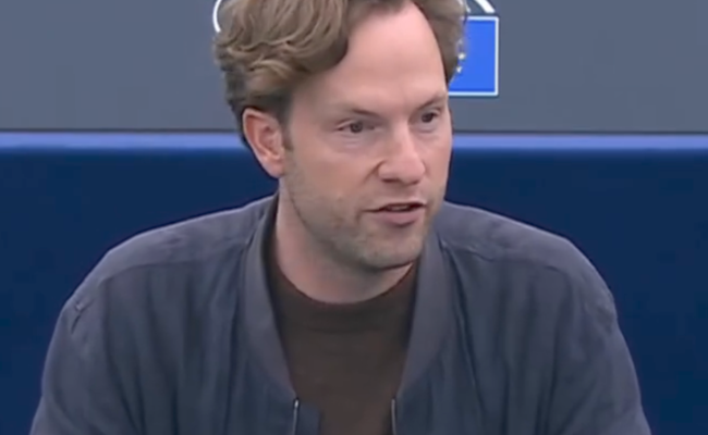 Watch: Wenn Worte wie Heated Rivalry, Celine Dion, Ryan und Justin im EU-Parlament fallen...