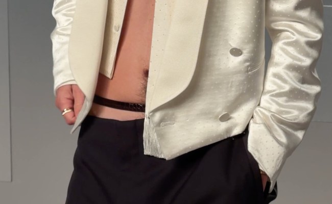 Watch: Wer präsentiert hier seinen Happy Trail an einer Oscar-Afterparty?