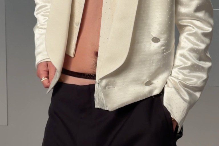 Watch: Wer präsentiert hier seinen Happy Trail an einer Oscar-Afterparty?