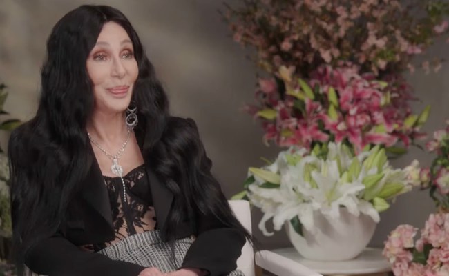 Watch: Weshalb Cher jüngere Männer datet...