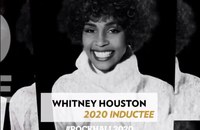 Watch: Whitney Houston wird in die Rock and Roll Hall of Fame aufgenommen...
