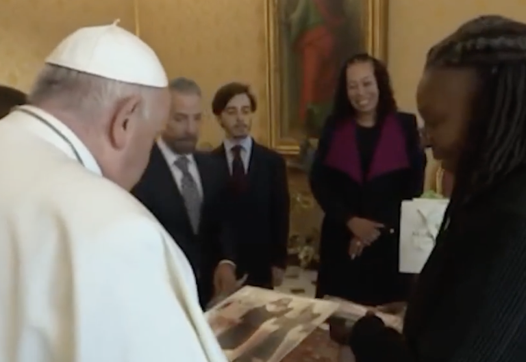 Watch: Whoopi besucht den Papst, und bedankt sich für die Queers