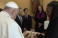 Watch: Whoopi besucht den Papst, und bedankt sich für die Queers