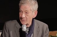 Watch: Wie Sir Ian McKellen fast die Rolle von Gandalf ablehnte...