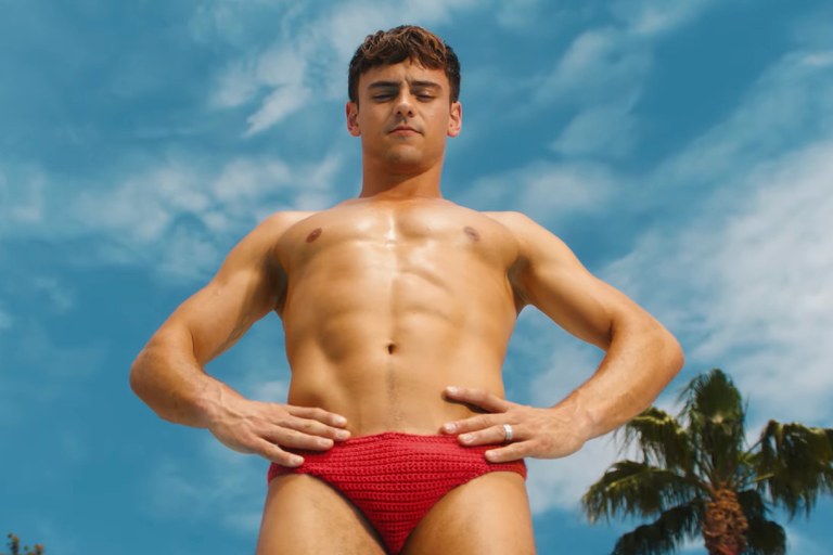 Watch: Wieviel wären Dir Tom Daleys gehäkelten Swimwear wert?