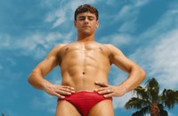 Watch: Wieviel wären Dir Tom Daleys gehäkelten Swimwear wert?