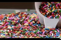 Watch: Woher kommen eigentlich die Rainbow Sprinkles auf deinem Kuchen...