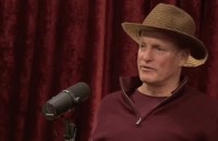 Watch: Woody Harrelson gibt sich wilden Verschwörungstheorien um Dr. Fauci hin