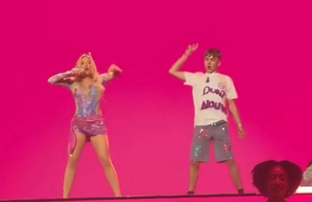 Watch: Zara Larsson holt Superfan auf die Bühne - und der liefert!