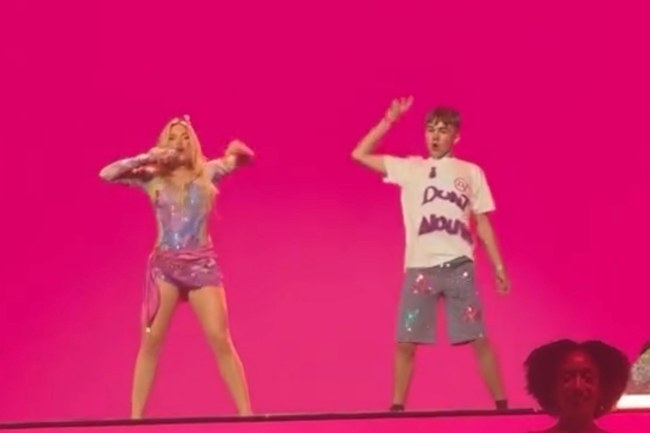 Watch: Zara Larsson holt Superfan auf die Bühne - und der liefert!
