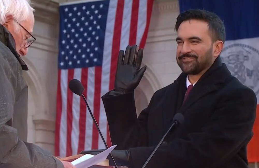 Watch: Zohran Mamdani holt für seine Inauguration New Yorks berühmteste Stimme ans Micro