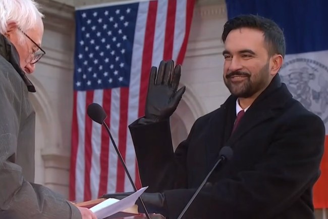 Watch: Zohran Mamdani holt für seine Inauguration New Yorks berühmteste Stimme ans Micro