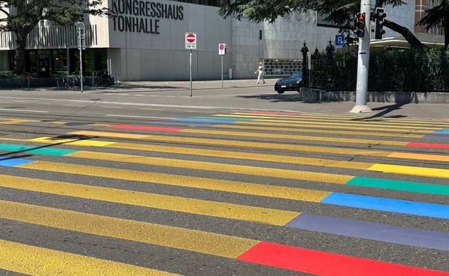Watch: Zürich hat sich für die Pride herausgeputzt… doch es scheint nicht allen zu gefallen