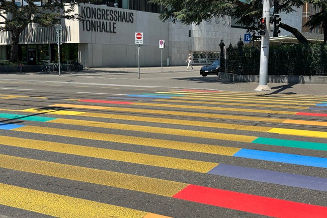 Watch: Zürich hat sich für die Pride herausgeputzt… doch es scheint nicht allen zu gefallen