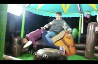 Watch: Zwei Jungs & Bull Riding